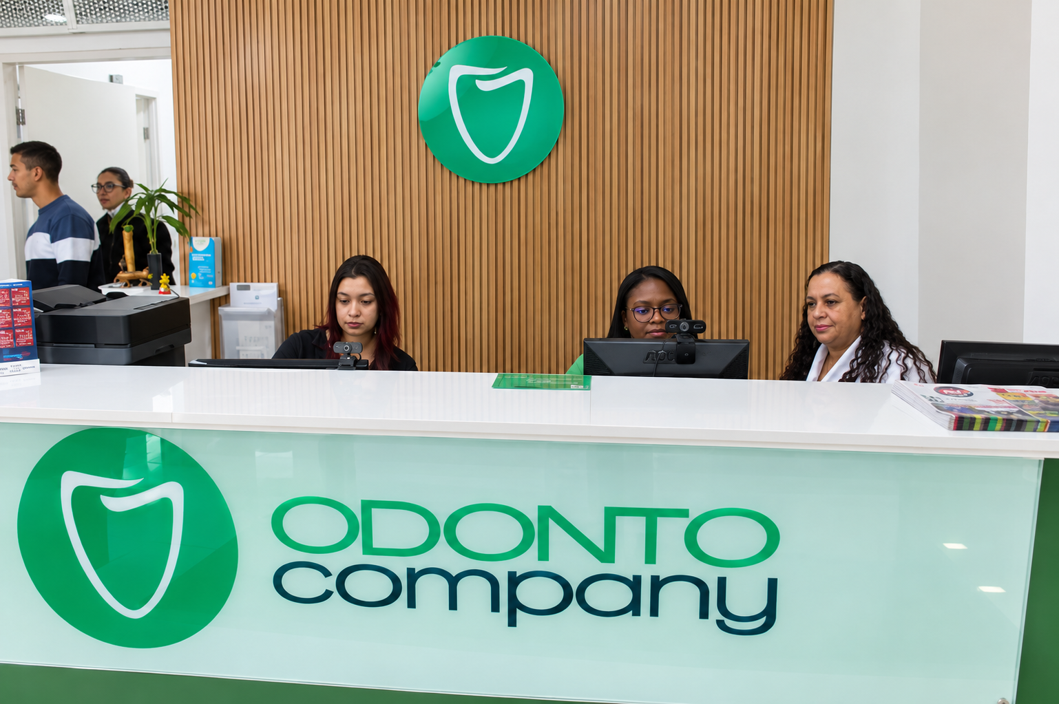 Recepção da OdontoCompany Jaçanã com a equipe no balcão de atendimento